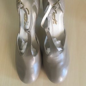 DANCE Women Capezio T-Strap Character Shoe 7.5